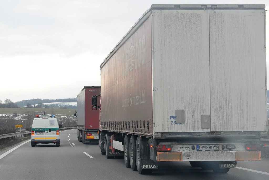 Kontrola kamiónov políciou za jazdy