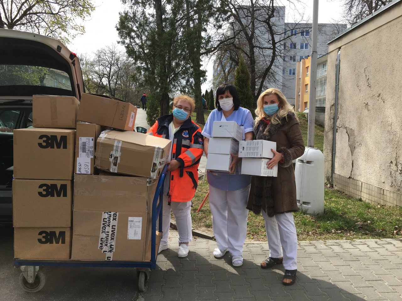 Automobilka Jaguar Land Rover darovala nemocniciam v Nitre ochranné pomôcky