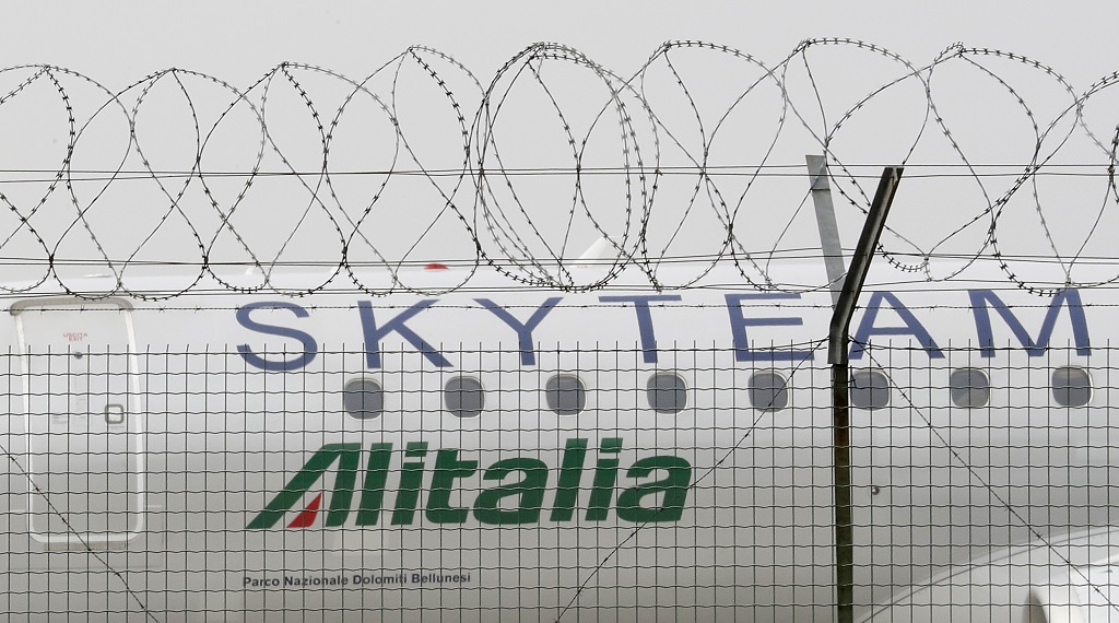 Lietadlo Alitalia za plotom na letisku