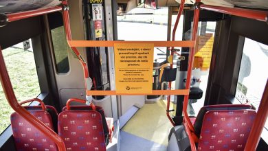 Autobus DPB s paskou pri kabíne vodiča