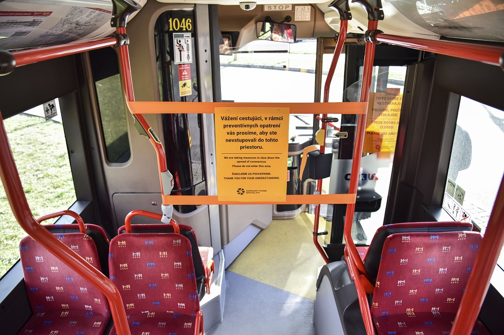 Autobus DPB s paskou pri kabíne vodiča