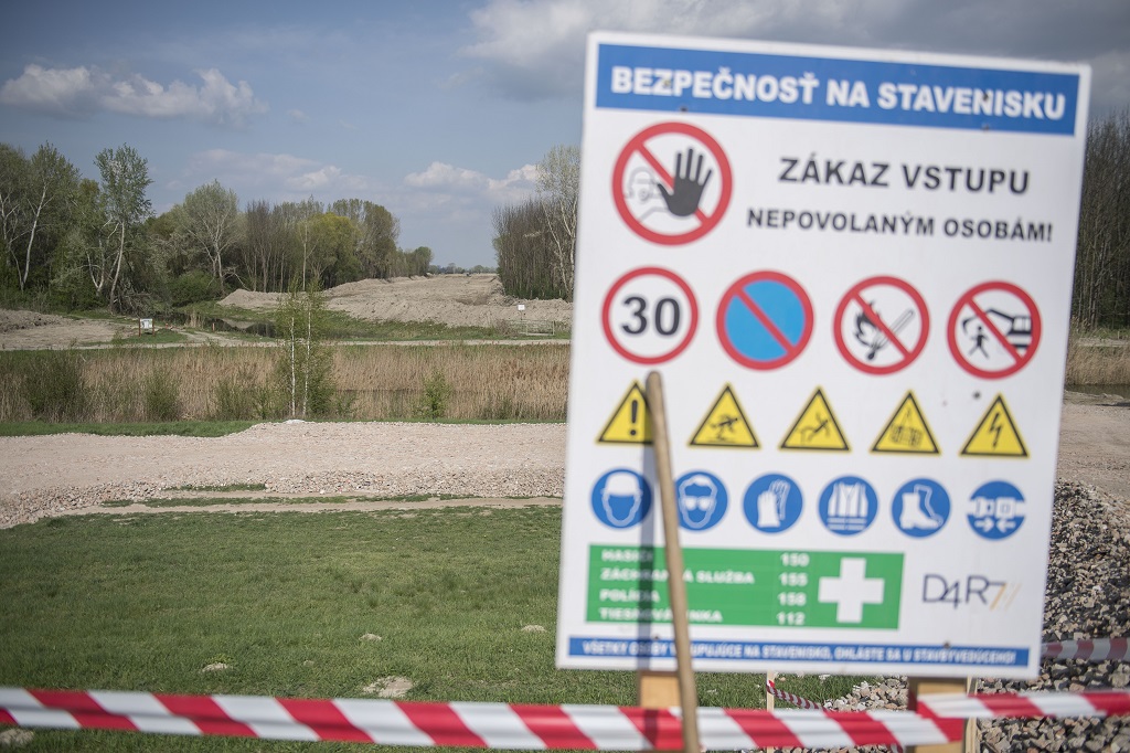 Tabuľa pri stavbe D4R7