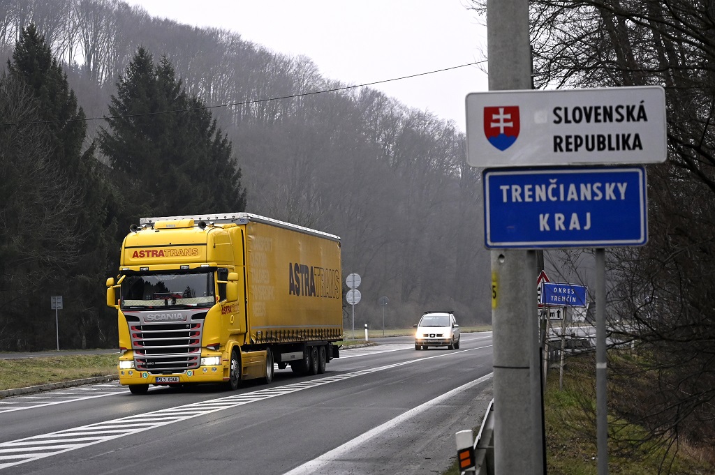 Kamión pri prechode slovenskou hranicou
