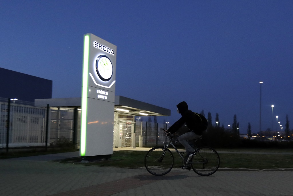 Zamestnanec prichádza do práce v automobilke Škoda Auto