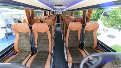Prázdne sedadlá v autobuse