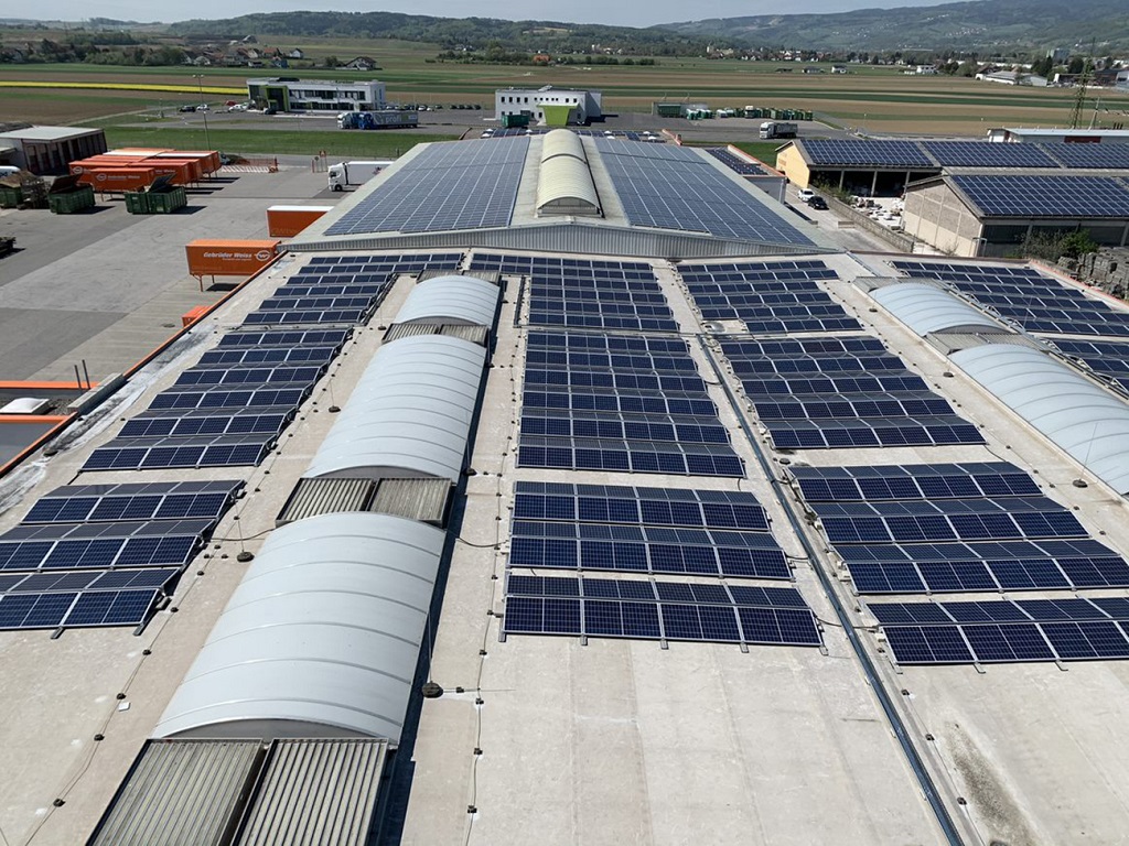 Solárne panely na streche budovy GW