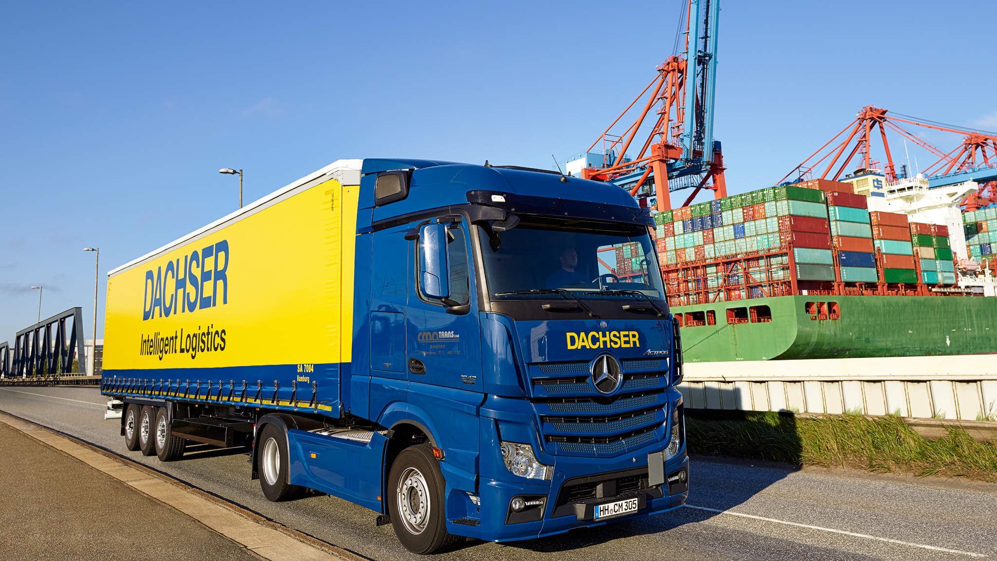 Kamión logistickej spoločnosti DACHSER v prístave
