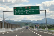 Smerové tabule na diaľnici
