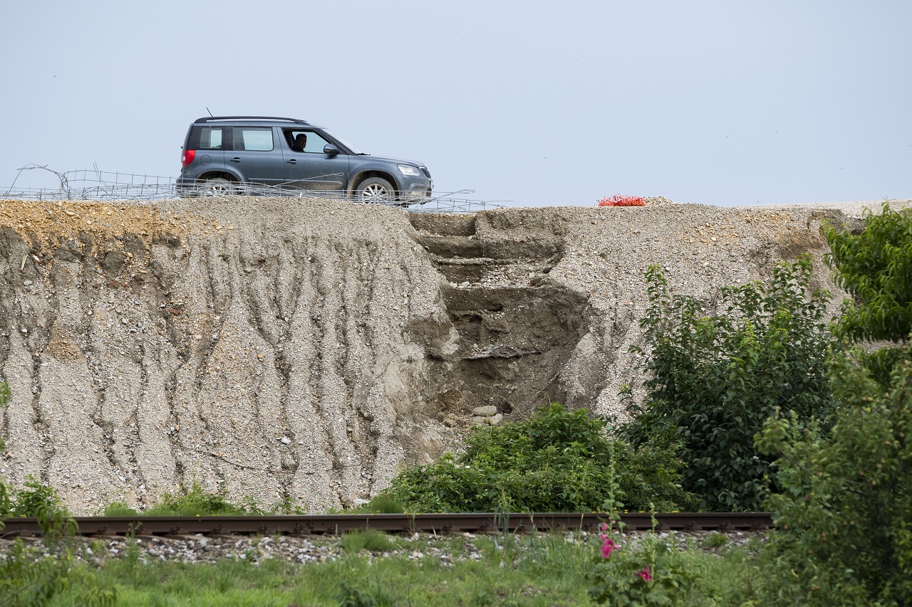 Auto na poškodenom násype D4R7