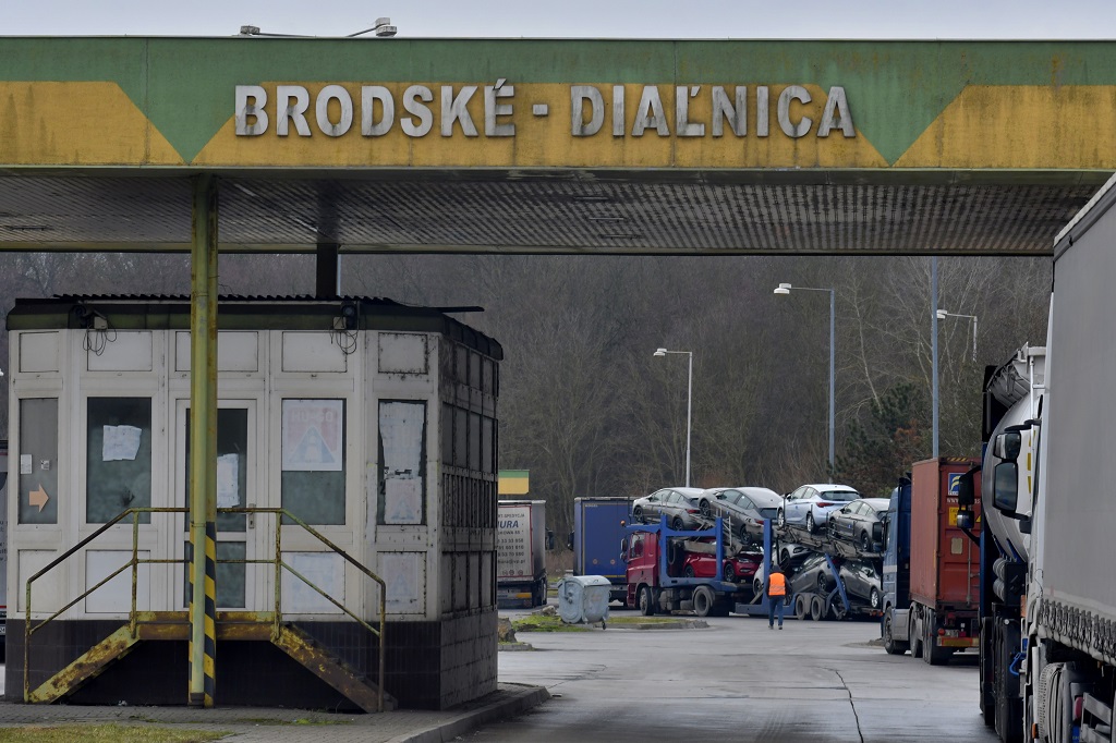 Kamióny na hraničnom priechode Brodské