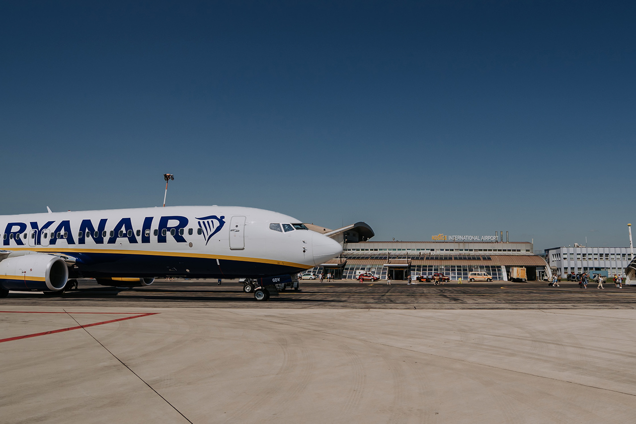 Lietadlo spoločnosti Ryanair na letisku v Košiciach