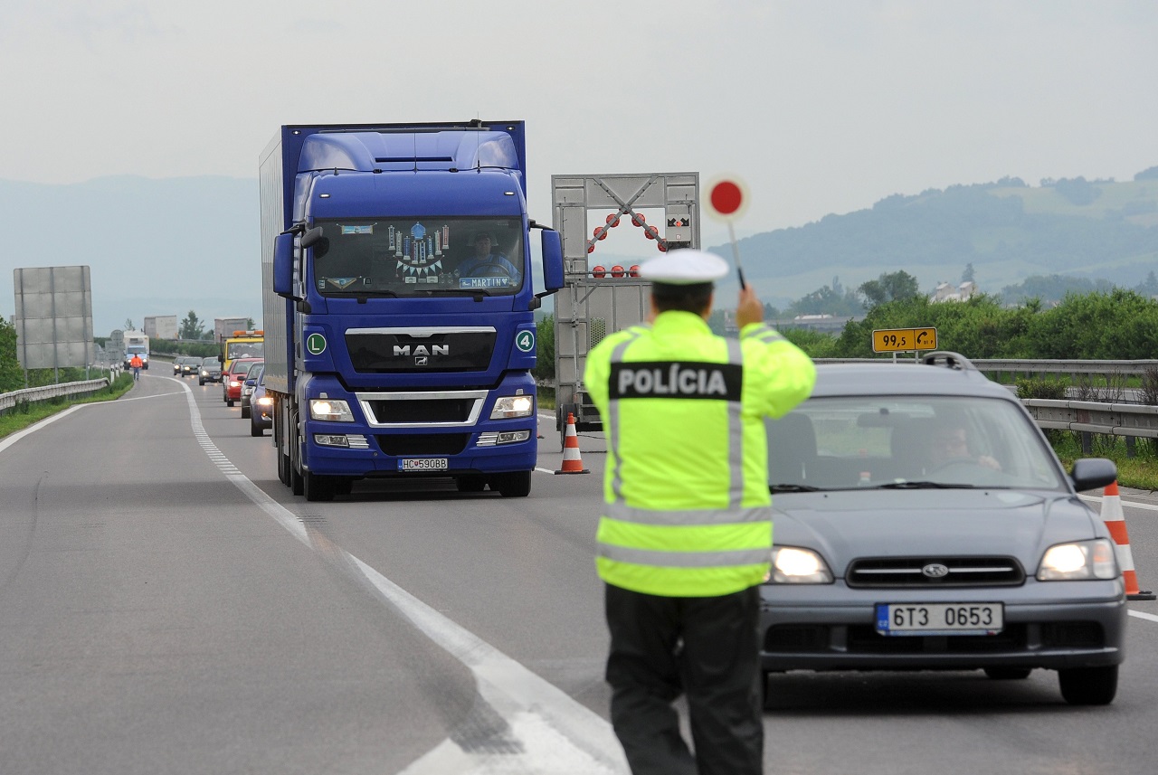 Príslušník polície na hraniciach s ČR