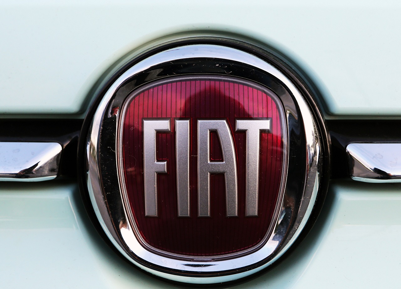 Logo automobilky Fiat na aute