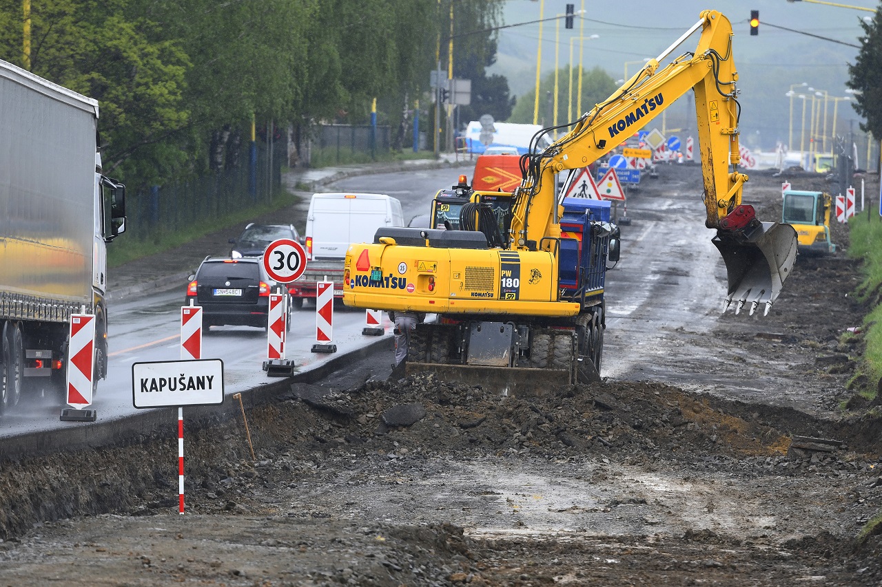 Bager pri stavbe obchvatu mesta Prešov