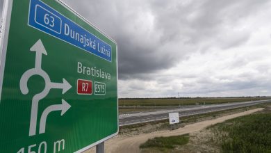 Smerová tabuľa na R7