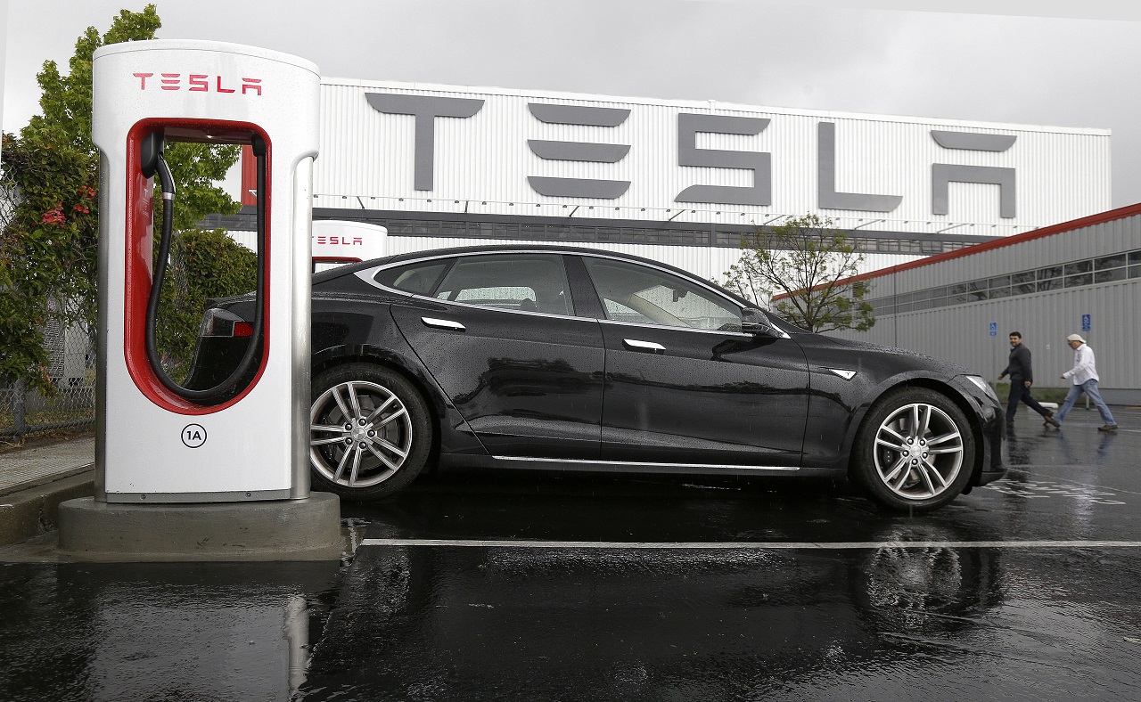 Automobil Tesla na nabíjacej stanici