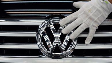 Logo VW na maske vozidla vo výrobe