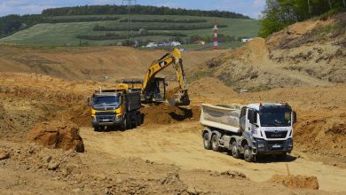 Bager a sklápače na stavbe diaľnice