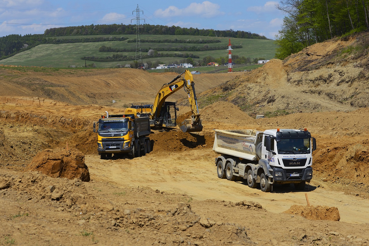 Bager a sklápače na stavbe diaľnice