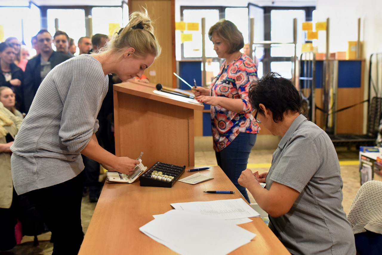 Dražba nevyzdvihnutých zásielok Slovenskej pošty na pošte v Trnave