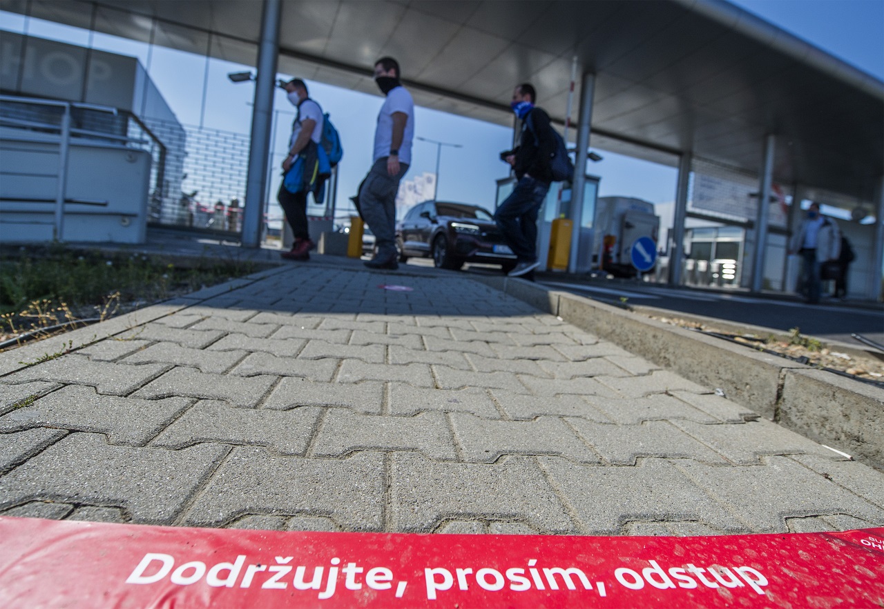 Zamestnanci VW SK v rúškach