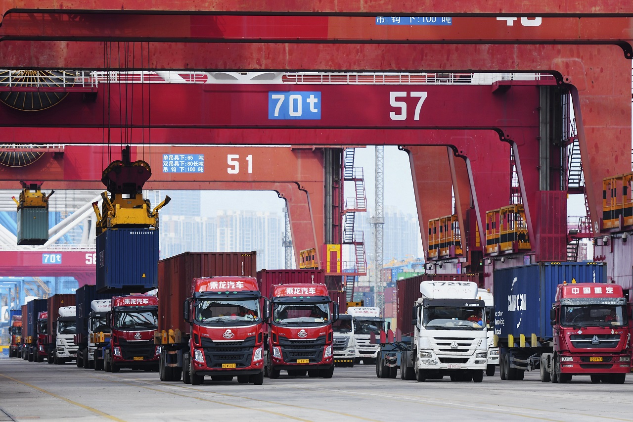 Nákladné autá v prístave v Číne