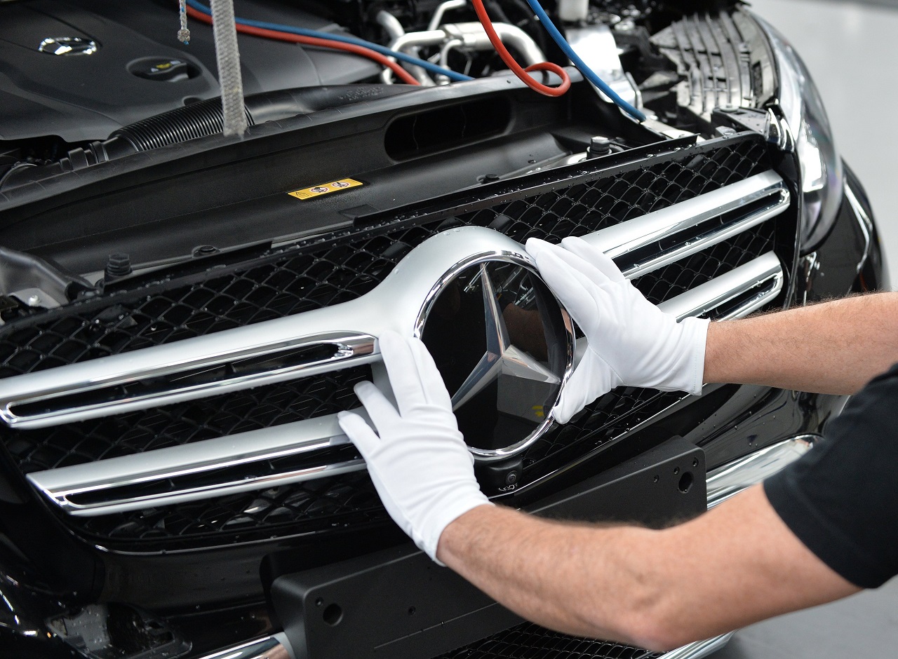 Logo Mercedes-Benz pri výrobe automobilu