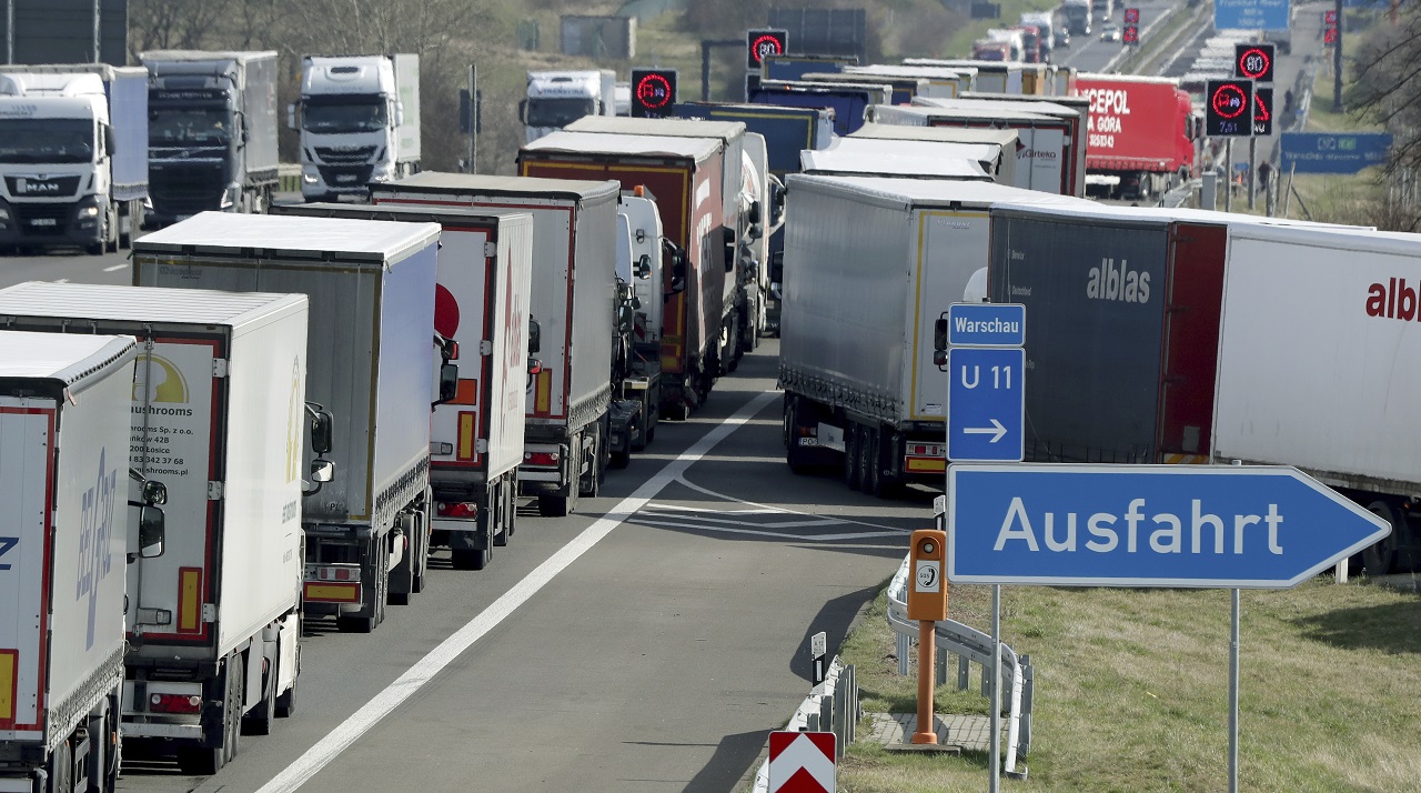 Kolóna kamiónov pri vstupe do Nemecka