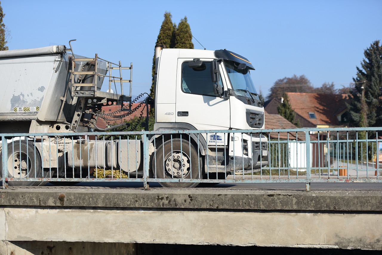 Kontrola mosta v Horných Orešanoch