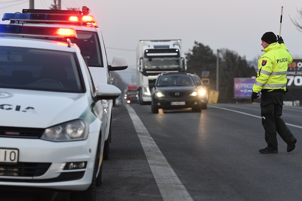 Polícia zastavuje vozidlo
