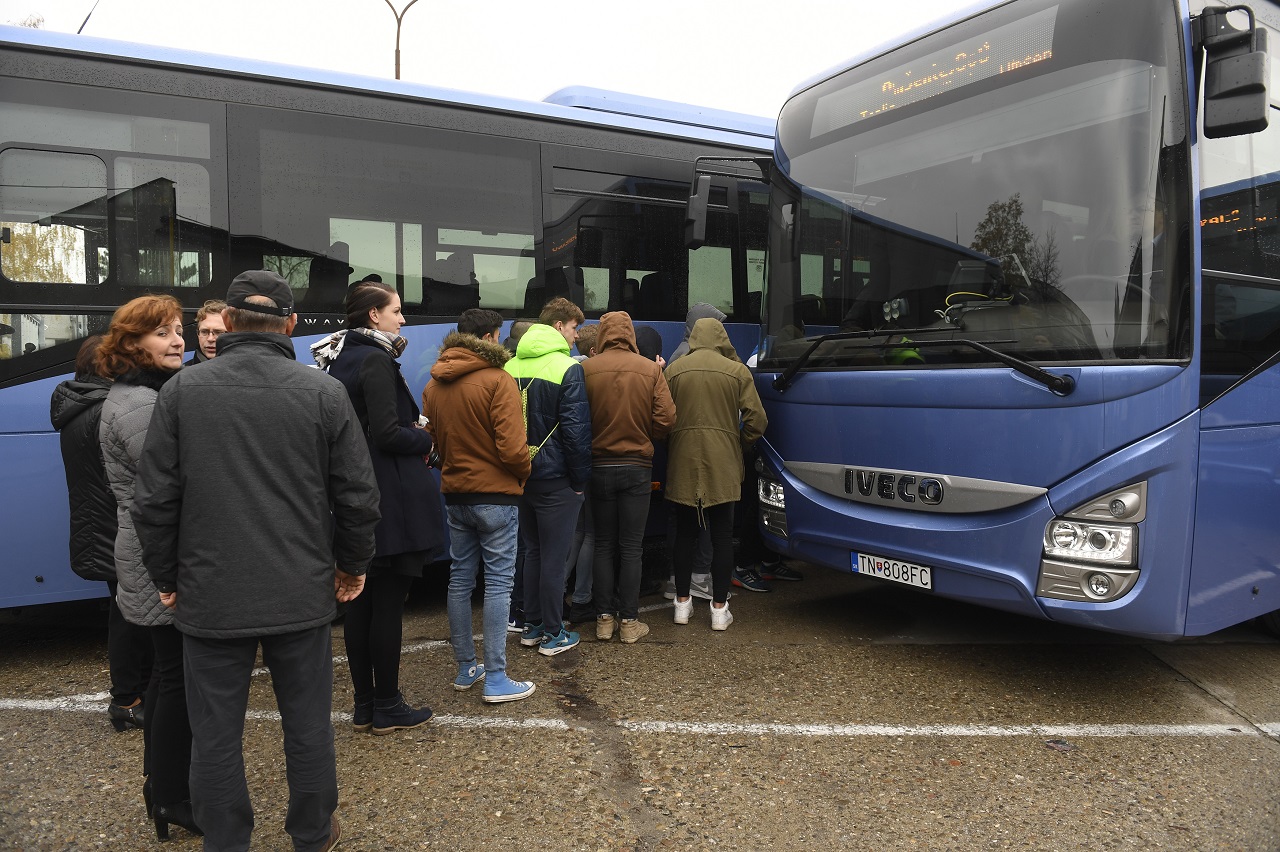 Cestujúci do autobusu SAD Trenčín