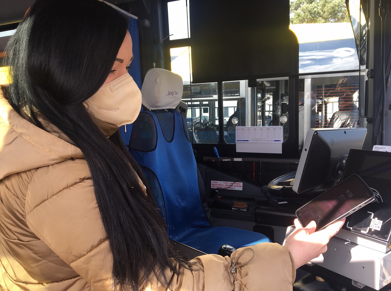 Cestujúca nastupuje do autobusu