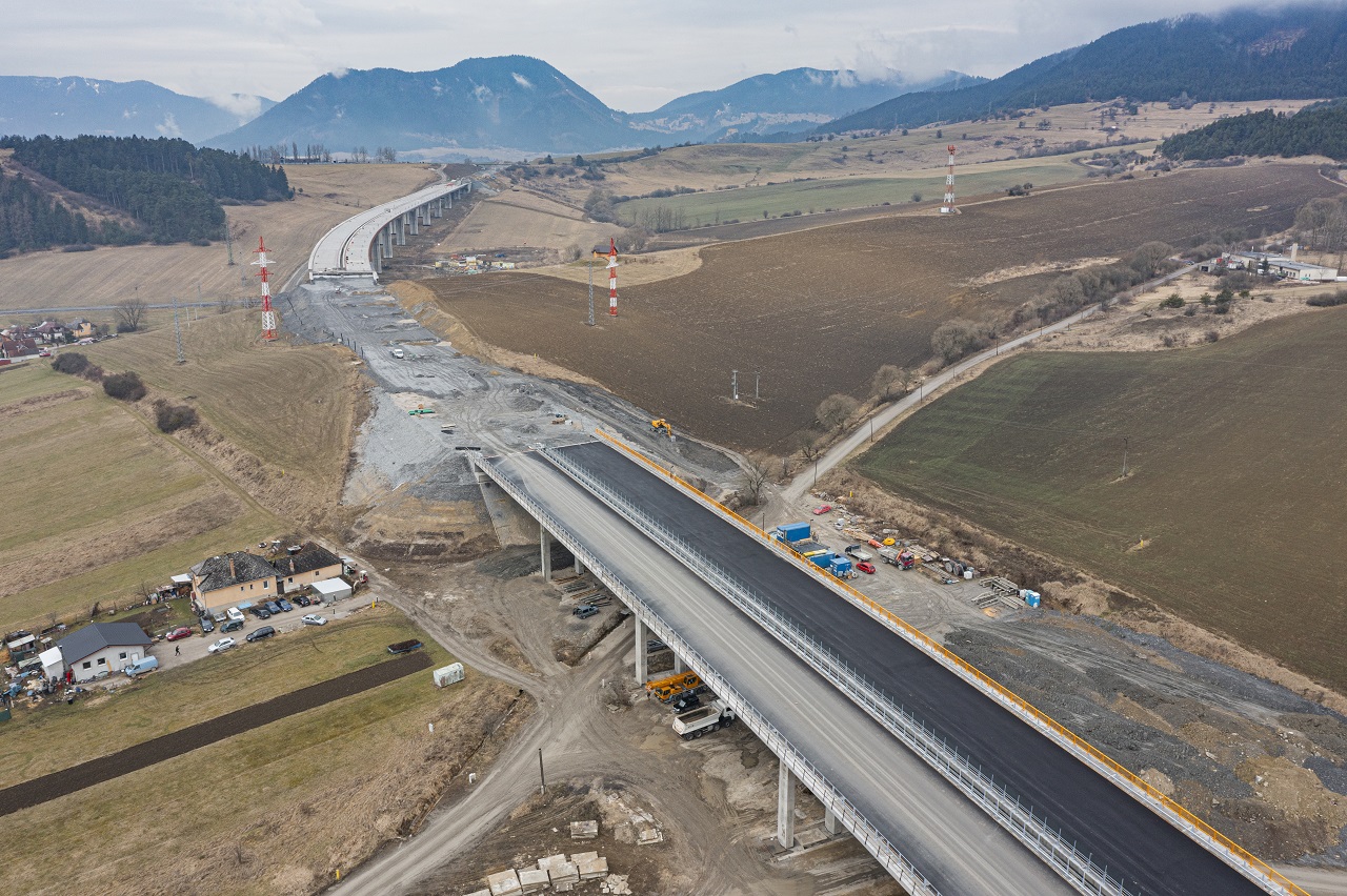Stavba diaľničného úseku Hubová - Ivachnová