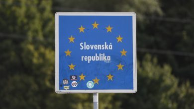 Tabuľa na vstupe do SR