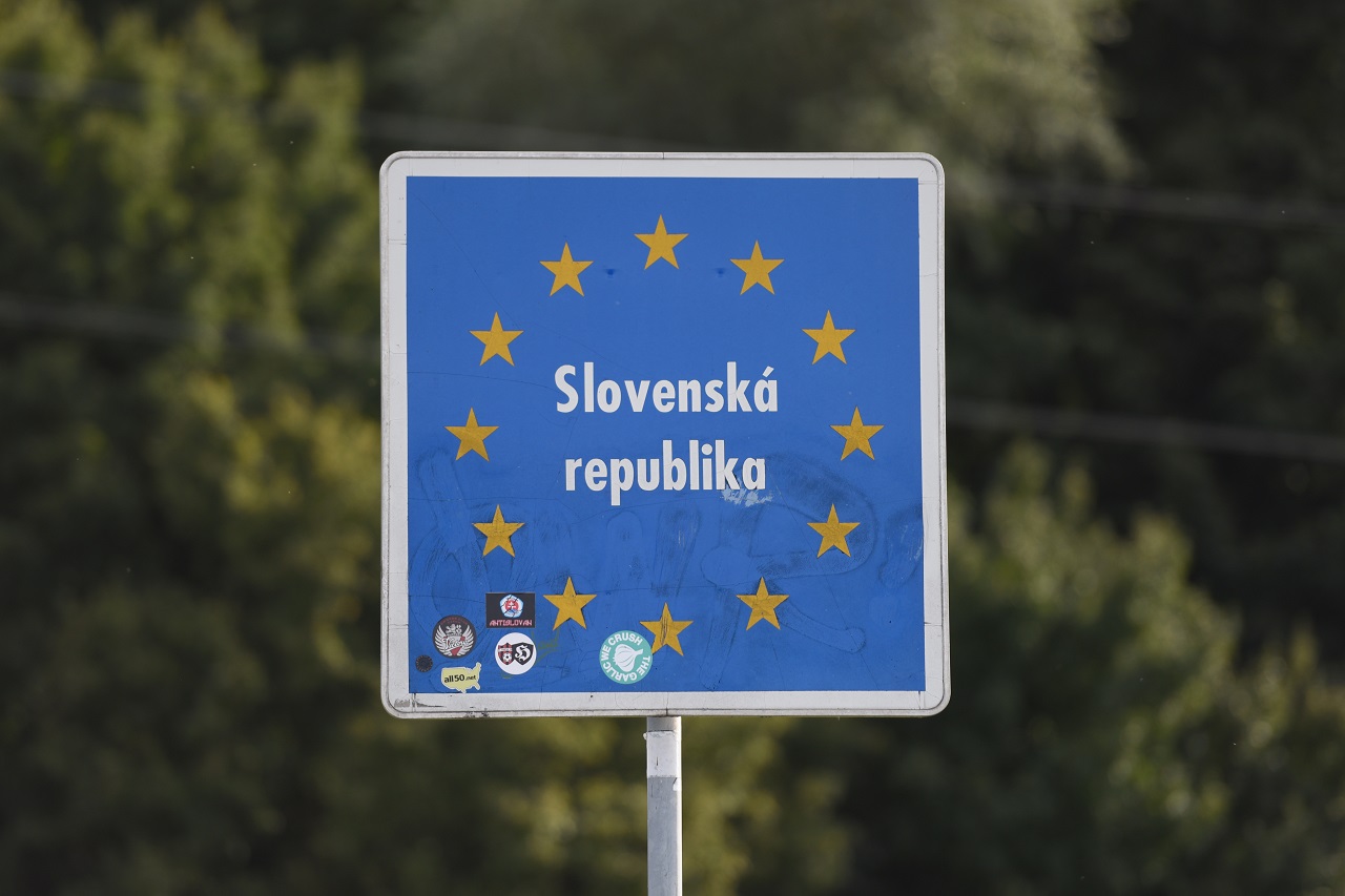 Tabuľa na vstupe do SR