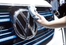 Logo automobilky VW na autosalóne v Paríži