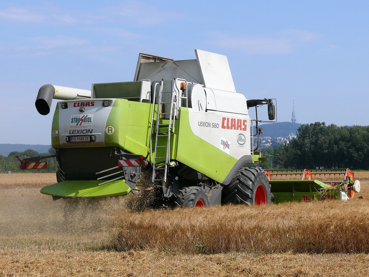 Rakúsky kombajn počas žatvy