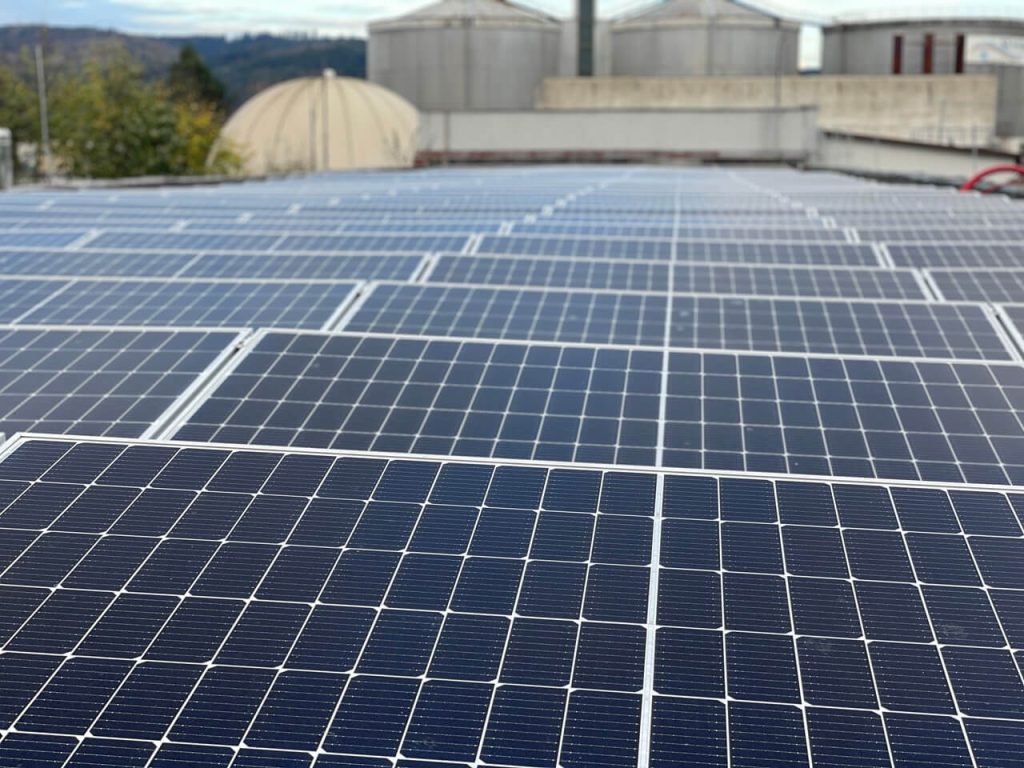 Udržateľné spracovanie odpadov. Solárne panely pokryjú spotrebu celej prevádzky.