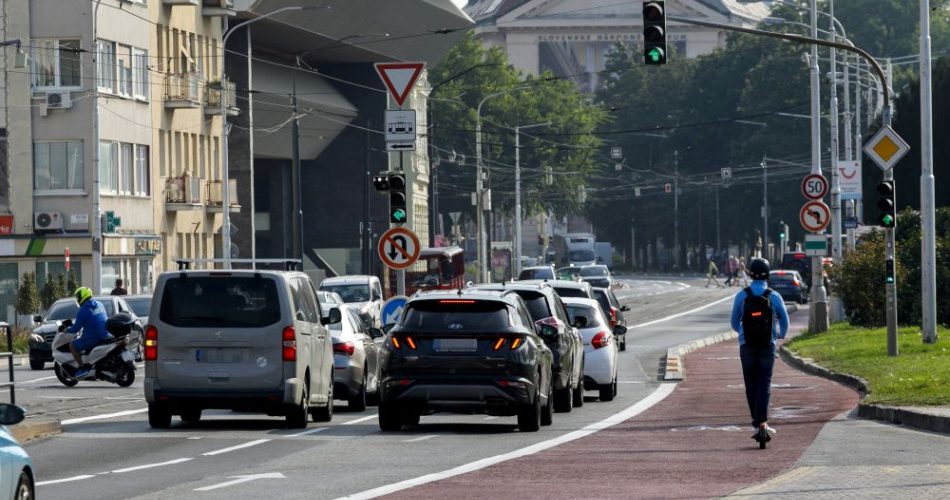 Cyklotrasa na Vajanského nábreží.