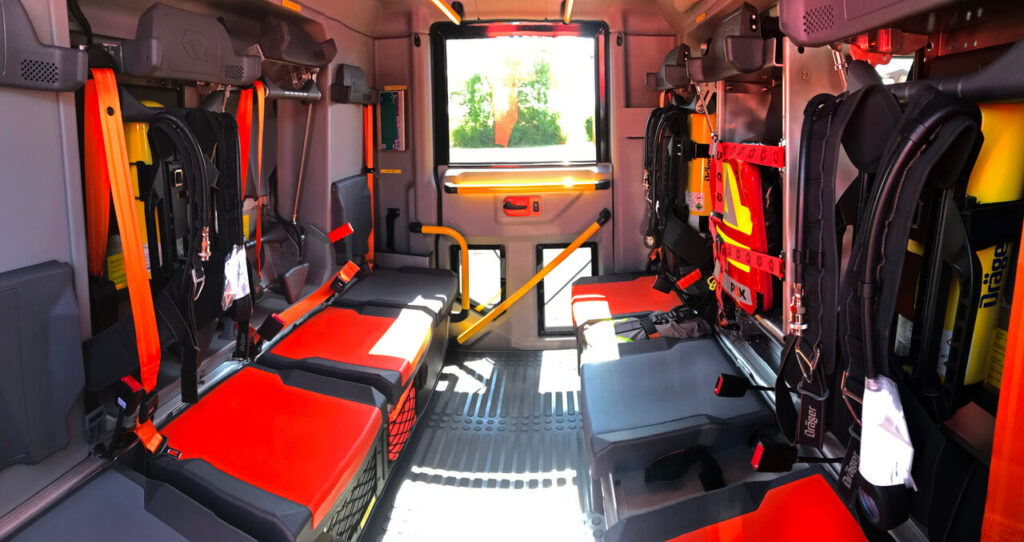 Postavené na boj s ohňom. CAS Rosenbauer AT: Kabína pre posádku integrovaná v nadstavbe – hasiči sedia v dvoch radoch oproti sebe.
