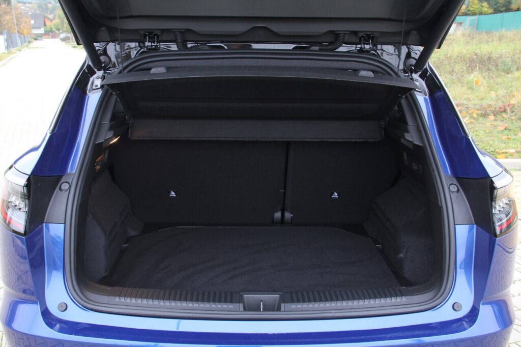 SUV Renault Austral - prvýkrát full hybrid. Batožinový priestor má pohyblivú podlahu a objem až 555 l.