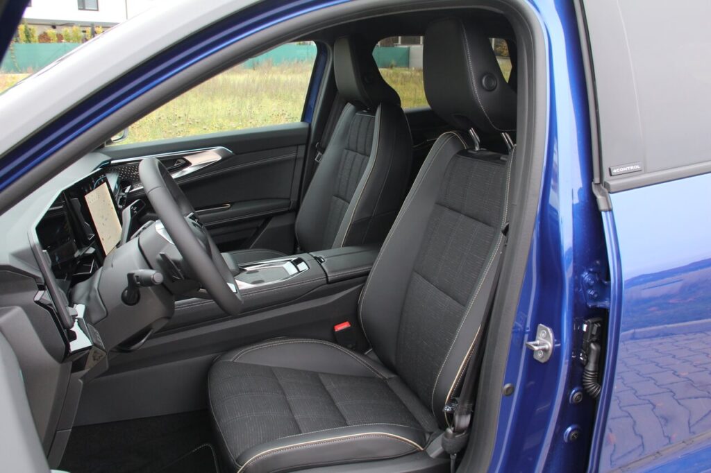 SUV Renault Austral - prvýkrát full hybrid. Predné sedadlá majú aj masážnu funkciu.