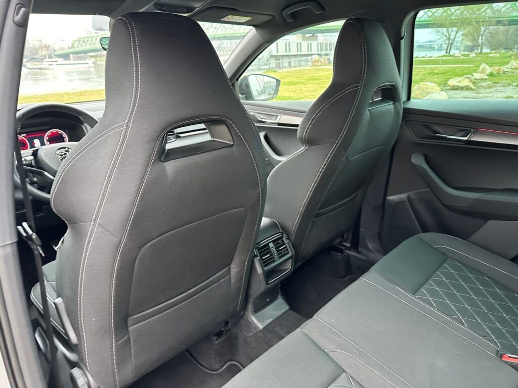 Predné sedadlá sú športovo tvarované, dostatočne pohodlné a dobre držia vodiča a spolujazdca v ostrejších zákrutách