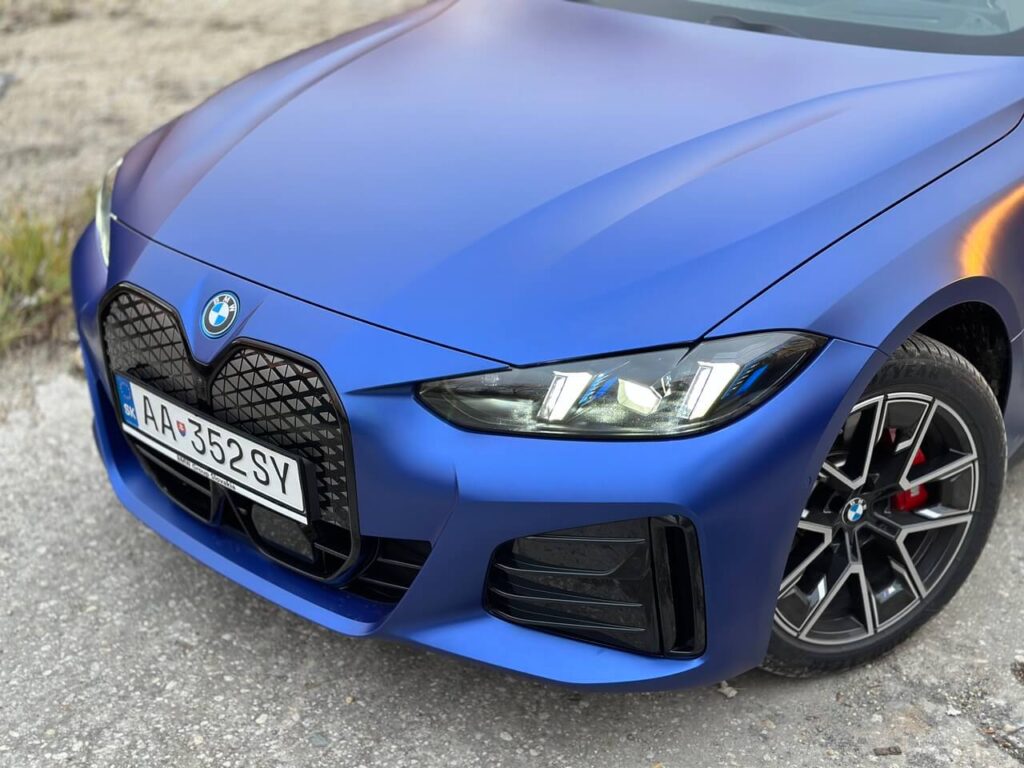 BMW i4 - adaptívne LED svetlomety