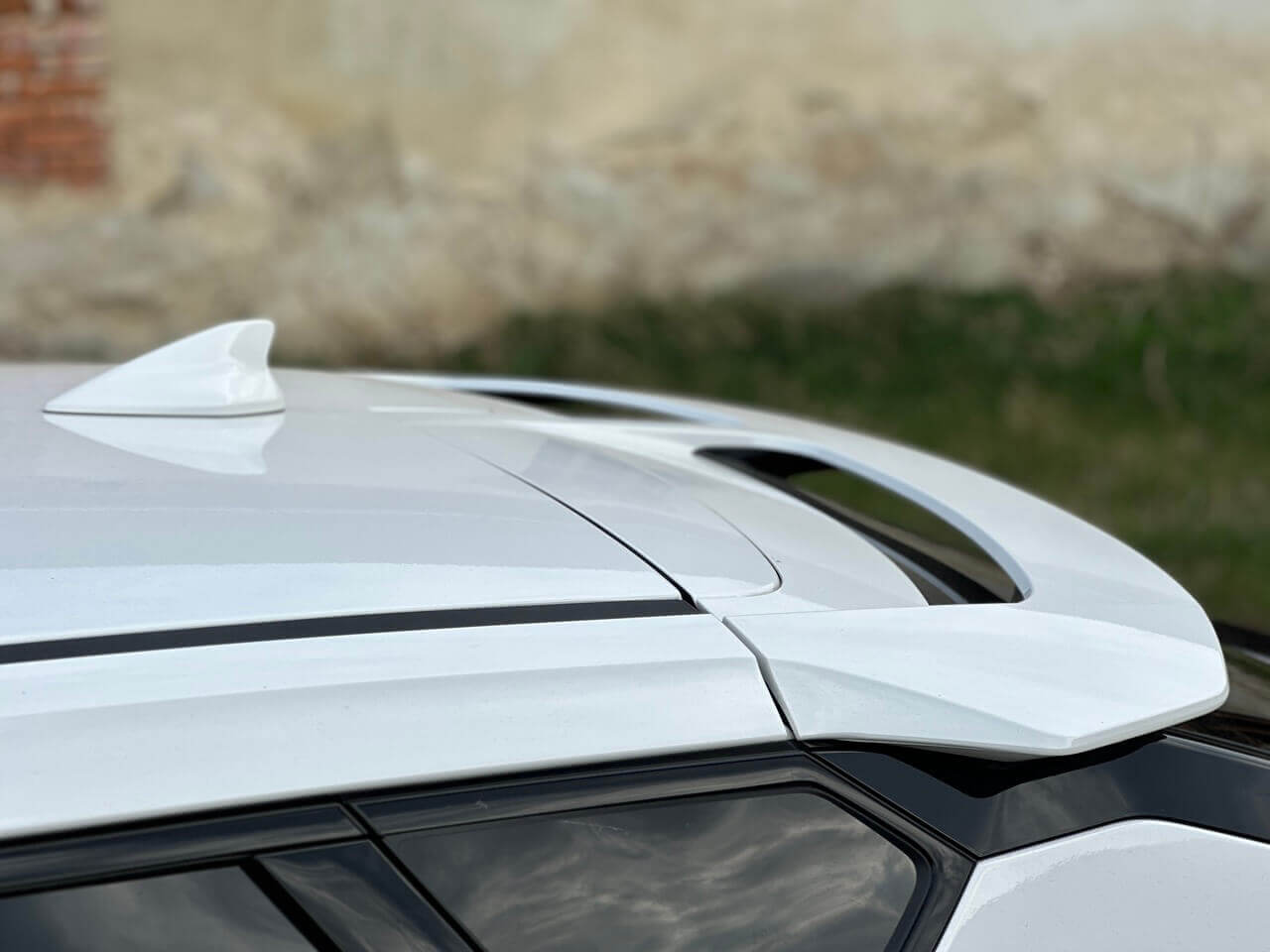 Dizajnový podpis ostal, no s ostrejším perom