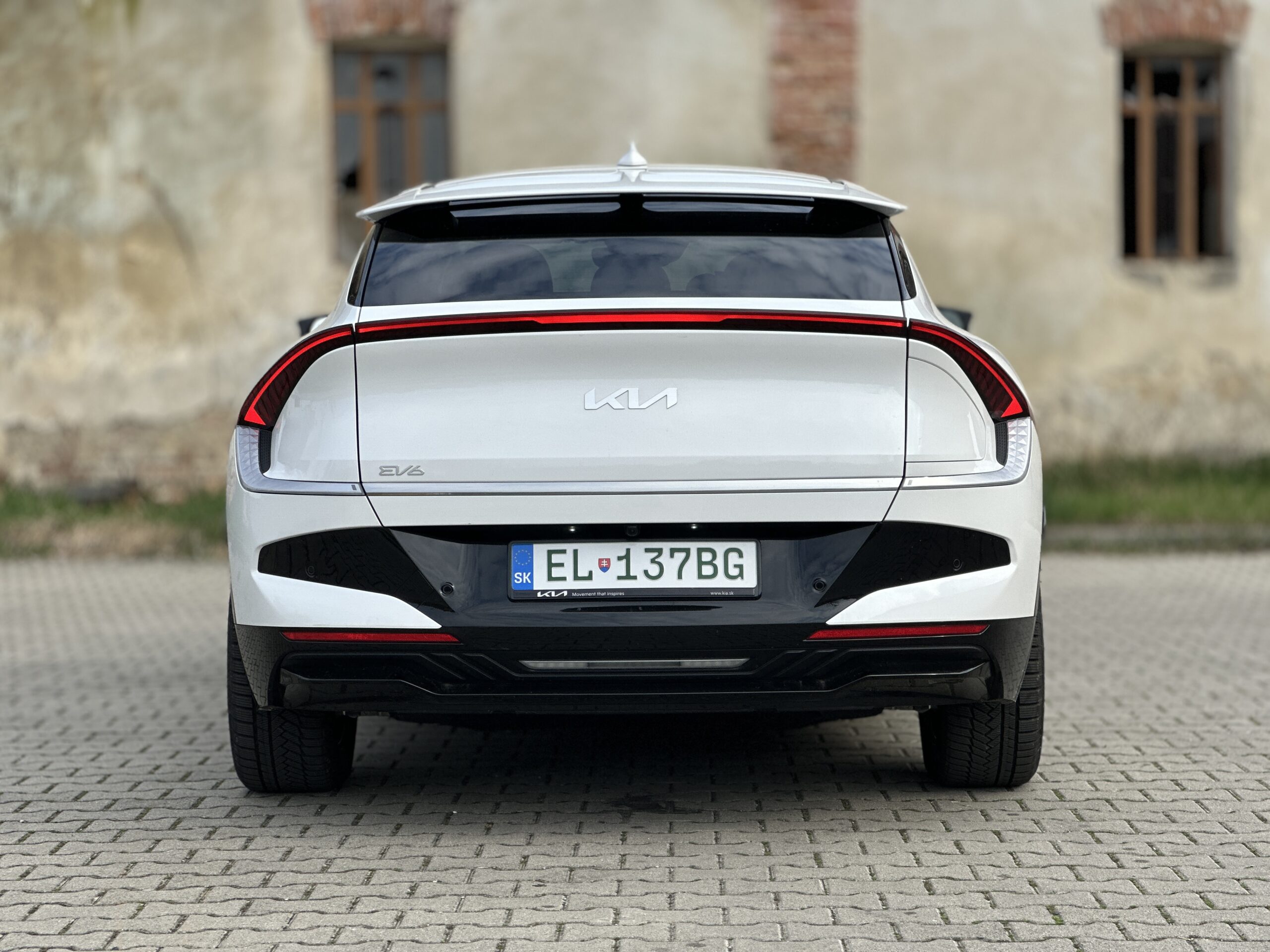 Dizajnový podpis ostal, no s ostrejším perom