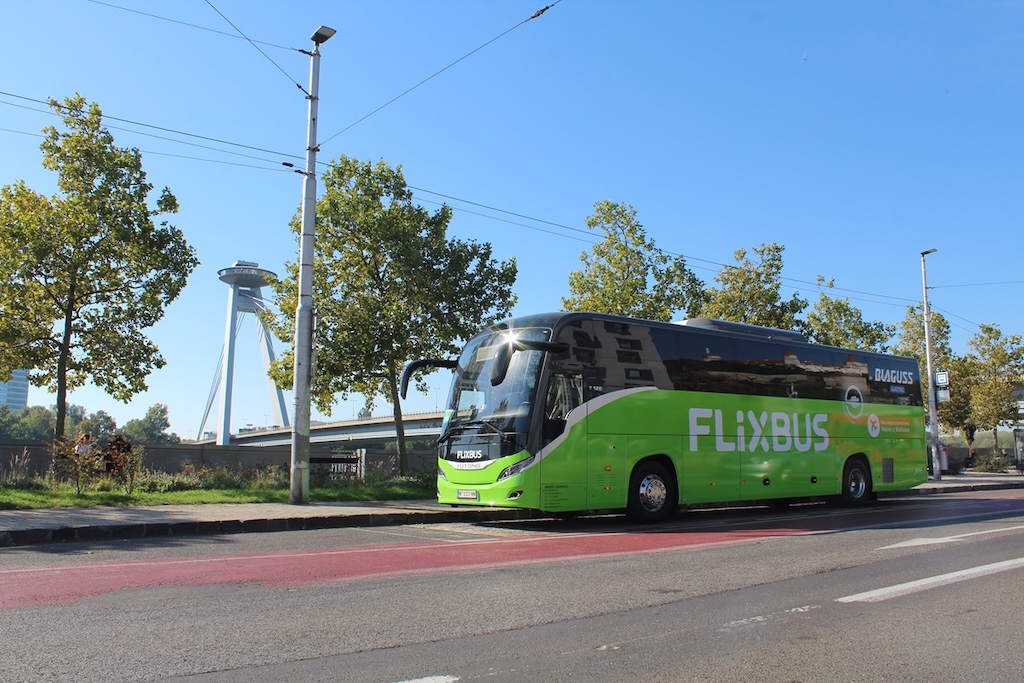 FlixBus a Blaguss nasadzujú osem elektrobusov na linke medzi Viedňou a Bratislavou